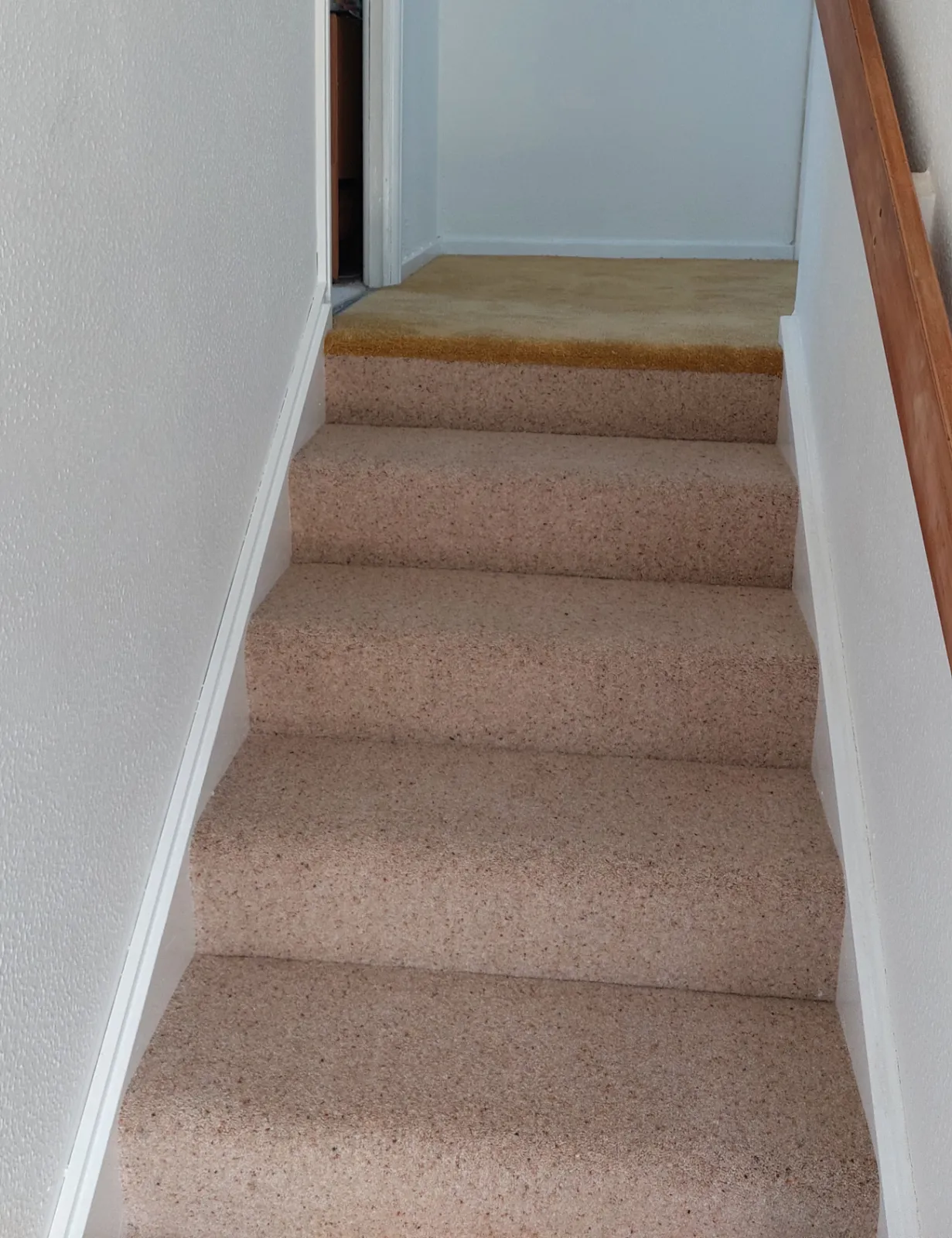 Finished fitted carpet
